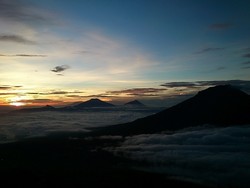 Sunrise Dahsyat di Gunung Sindoro