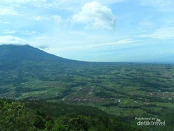 Pemandangan 5 Gunung di Jateng dari Puncak Telomoyo