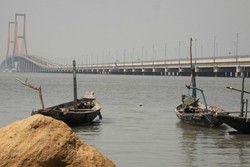 Berjalan di Atas Laut Lewat Megahnya Jembatan Suramadu