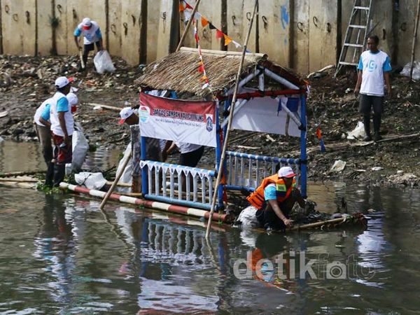 Warga dan TNI Bersihkan Ciliwung