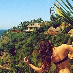 Libur Tahun Baru, Lea Michele Berbikini di Pantai Meksiko