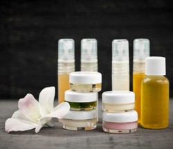 Make-up Organik Aman Digunakan Semua Jenis Kulit, Tapi...