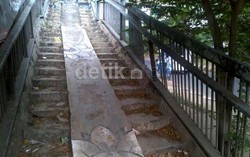 Seorang Wanita Melahirkan di Jembatan Penyeberangan Kebon Pala