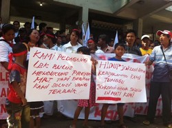 Ratusan Karyawan Terminal Lebakbulus Masih Tunggu Jokowi