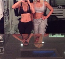 Kim Kardashian Foto Selfie Pamer Perut Langsing dan Bokong Seksi