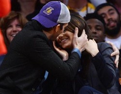 Ditonton 19 Ribu Orang, Ashton Kutcher dan Mila Kunis Malu-malu Ciuman