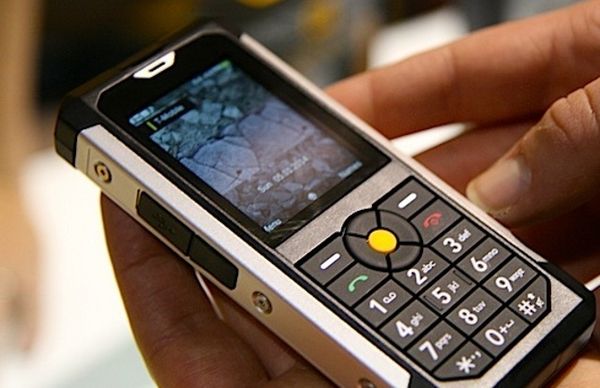Cat B100, Ponsel Perkasa yang Tahan Segala Medan