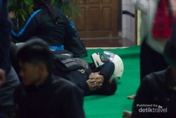 Biar Aman, Tidur Pakai Helm