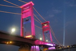 Jembatan Ampera saat Malam Hari, Cantik Banget!