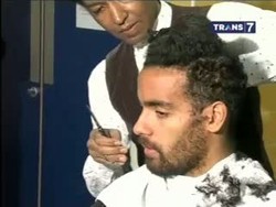 Penuhi Kaul, Tom Huddlestone Pangkas Rambut