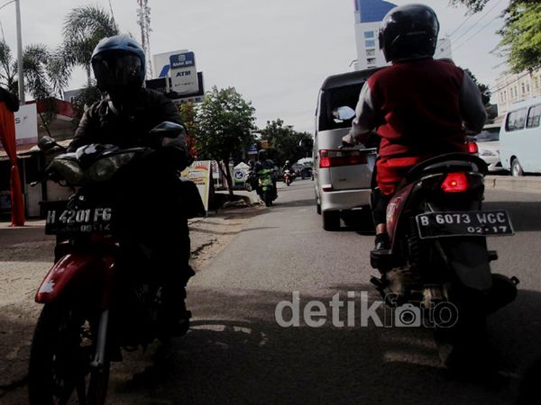 Aksi Bikers Nekat Lawan Arah