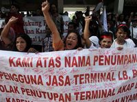 Aksi Tolak Penutupan Terminal Lebak Bulus