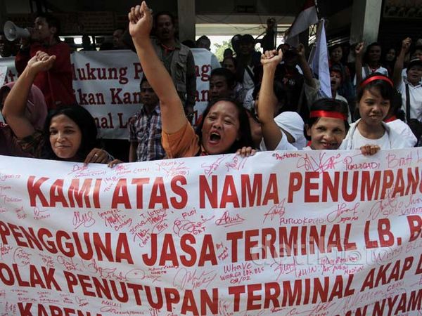 Aksi Tolak Penutupan Terminal Lebak Bulus