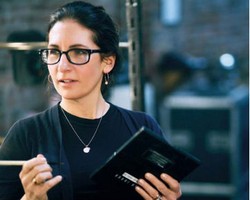 Bobbi Brown Rilis Kacamata yang Disesuaikan dengan Warna Kulit