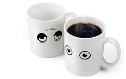 Wow! Diisi Kopi Panas, Gambar Muka Ngantuk di Mug Ini jadi Ceria!