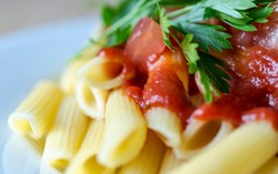 Kalau Ingin Makan Gaya Italia Asli, Jangan Tambahkan Saus Tomat ke Pasta!