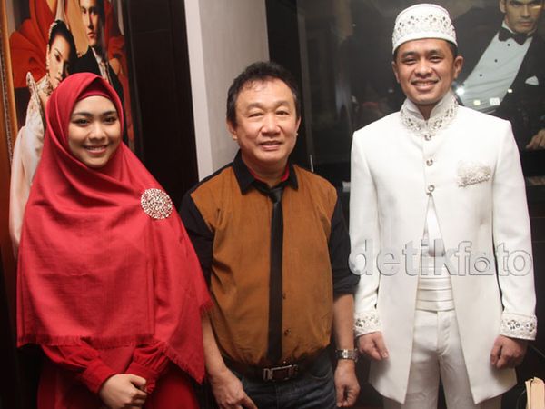 Oki Setiana Dewi dan Calon Suami Fitting Baju Pengantin