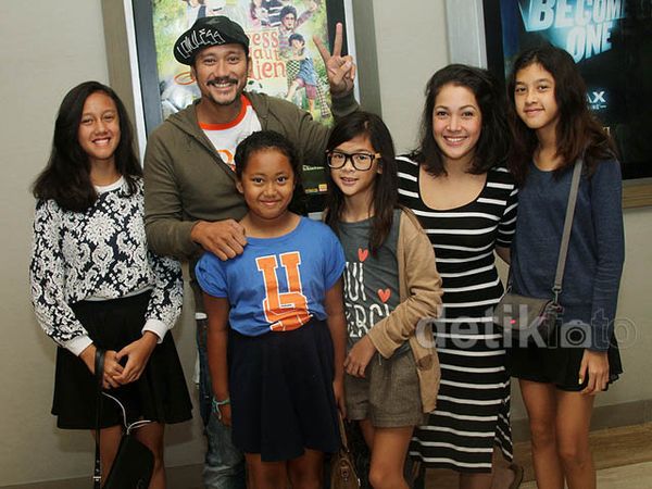 Keakraban Keluarga Tora Sudiro dan Mieke Amalia