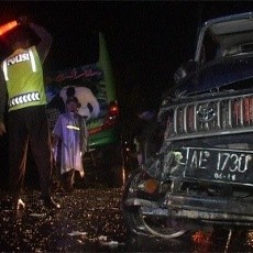 Sopir Diduga Mabuk Miras, Mobil Kijang Tabrak Bus Restu