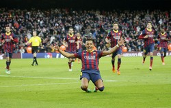 Alexis Sanchez menjadi bintang kemenangan Barca dengan mencatat hat-trick. REUTERS/Gustau Nacarino.     