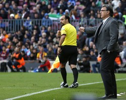 Pasukan Gerardo Martino itu mengumpulkan 49 poin dan unggul selisih gol dari Atletico. REUTERS/Gustau Nacarino.     