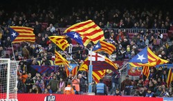 Hat-trick Pertama Alexis untuk Barca meriahkan pesta di Camp Nou. REUTERS/Gustau Nacarino.
