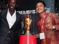 Ini Dia Orang Indonesia yang Cium Trofi Piala Dunia