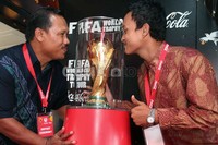 Muslim Habibi (kanan) mencium trofi piala dunia.
