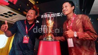 Habibi sangat kaget pas dikasih tahu untuk jadi orang pertama naik ke pesawat untuk melihat trofi Piala Dunia.
