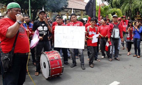 Nasib Klub Tak Jelas, Suporter Deltras Mendemo Bupati