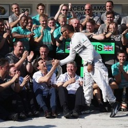 Jelang Musim Kedua di Mercedes, Hamilton Disanjung Bosnya