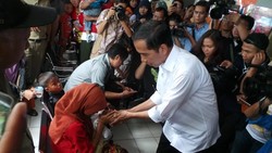 Mutia yang Melahirkan di Jembatan Kebon Pala Dapat Amplop dari Jokowi