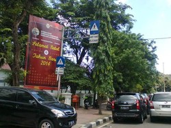 Gedung Baru 15 Lantai Kemenko Kesra dan Mobil yang Parkir di Trotoar