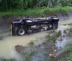 Kejar Pencuri Bak di Film, Mobil Polisi ini Nyungsep Masuk ke Sungai