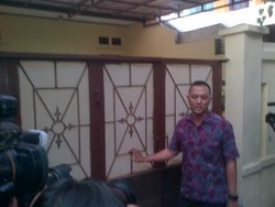 2 Petugas KPK Sambangi Rumah Anas di Duren Sawit