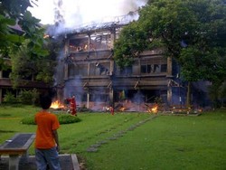 Ini Dia Penampakan Api yang Lahap 3 Lantai Gedung FISIP UI