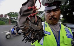 Polisi Minta Jokowi Tinjau Ulang Izin Tukang Tambal Ban Pinggir Jalan 