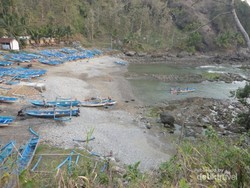 Pesona Kampung Nelayan di Pantai Ayah, Kebumen