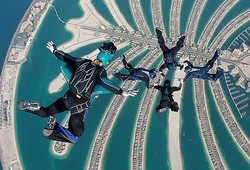Skydiving & 5 Kegiatan Paling Seru di Timur Tengah