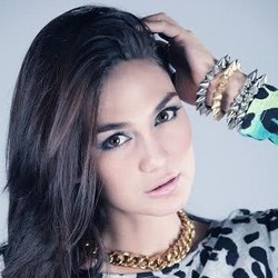 Luna Maya Jalani 2014 Tanpa Resolusi