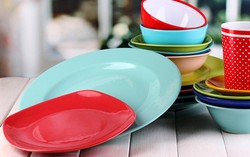 Terbukti Makan Pakai Piring Berwarna Merah Bisa Menekan Nafsu Makan