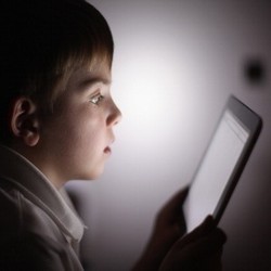 Bahaya! Jangan Mainkan Gadget Saat Makan