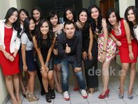 Raffi Ahmad Dikelilingi Model-model Cantik