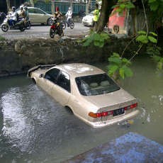 Gagal Atret, Toyota Camry Masuk Sungai