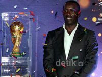 Dwight Yorke Bawa Trofi Piala Dunia ke Jakarta