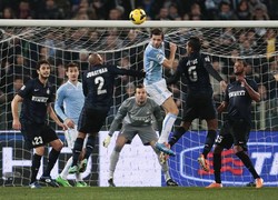 Dalam pertandingan yang berlangsung di Stadio Olimpico, Selasa (7/1/2014) dinihari WIB, Lazio dan Inter masih bermain tanpa gol saat babak pertama selesai. REUTERS/Tony Gentile.