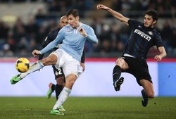 Satu gol itu tercatat atas nama Klose yang dikemas di menit 81. Meneruskan umpan Antonio Candreva, sepakan kaki kanannya mampu menjebol gawang yang dikawal oleh Samir Handanovic. REUTERS/Tony Gentile.