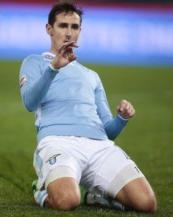 Miroslav Klose merayakan golnya. REUTERS/Tony Gentile.