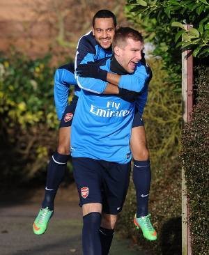 Mertesacker: Cepatlah Pulih, Walcott