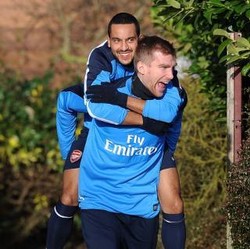 Mertesacker: Cepatlah Pulih, Walcott